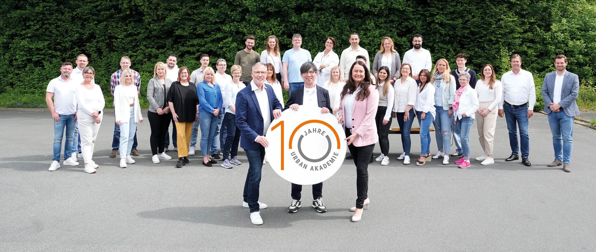 Urban Akademie Team mit 10 Jahres Schild